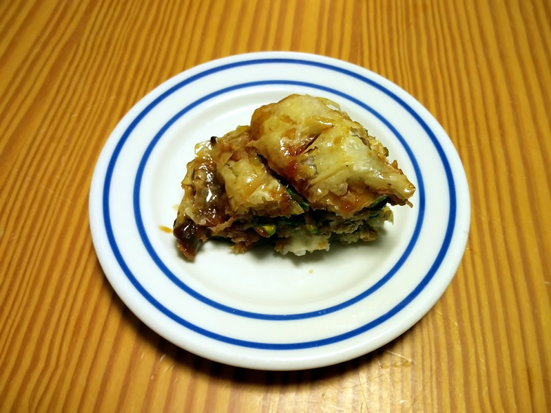 Picture of a piece of orange-pistachio baklava